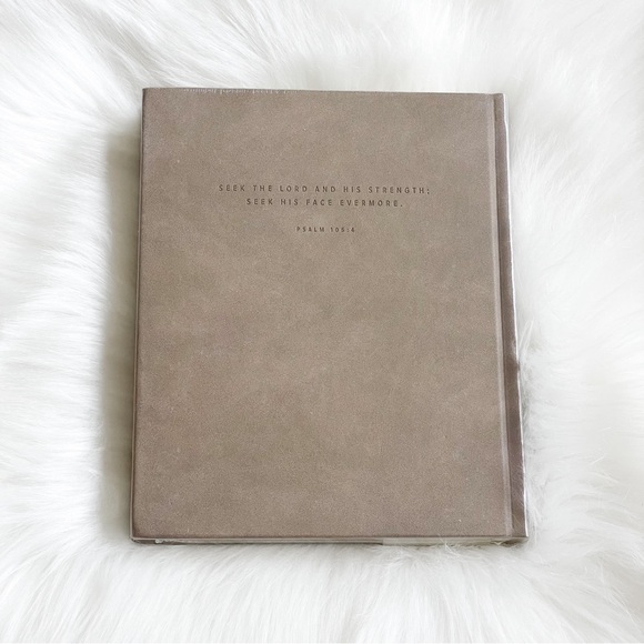 NEW 2023 Hosanna Revival Stockholm 17-Month Planner - Picture 2 of 2